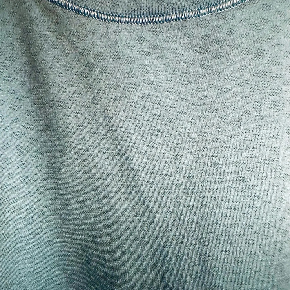 Bundle of 2 Subtle Patterned Large Athleta Momentum Tops in Burgundy & Teal - Picture 12 of 12